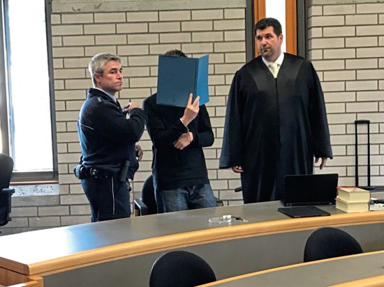 Unter großem Publikumsinteresse hat am Montag vor dem Landgericht in Baden-Baden der Mordprozess gegen einen 24-Jährigen begonnen. Er soll in Bühlertal seine Ex-Freundin ermordet haben.