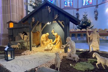 Weihnachtskrippe in Pfarrkirche St. Peter und Paul in Bühl - der Blick geht über den Stall mit Maria, Jesus und Josef in den Chor der Pfarrkirche