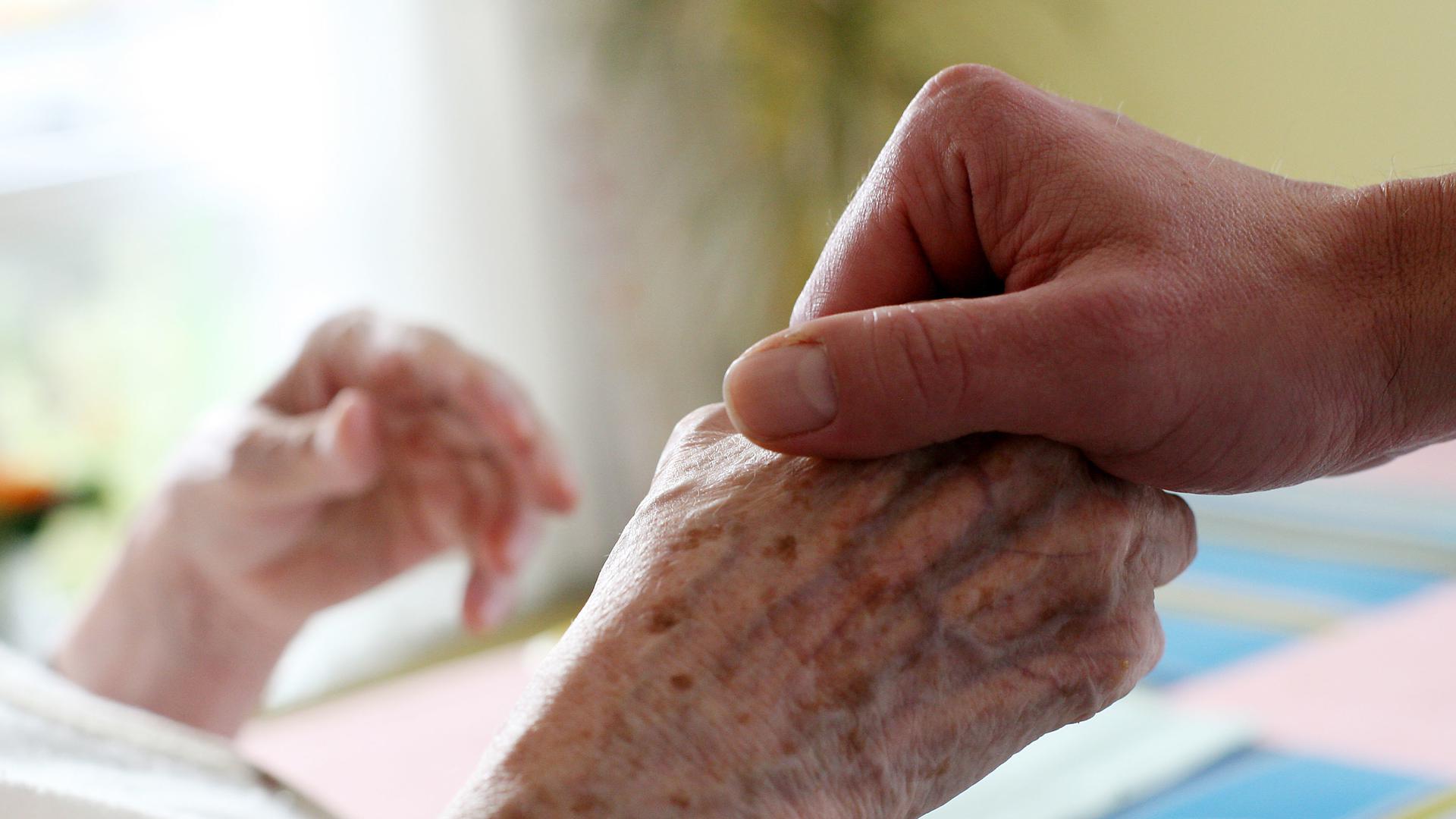 Hilfe zu Hause: Betagte Senioren, die von Pflegedienst und Angehörigen daheim versorgt werden, müssen auf eine Corona-Impfung warten. 