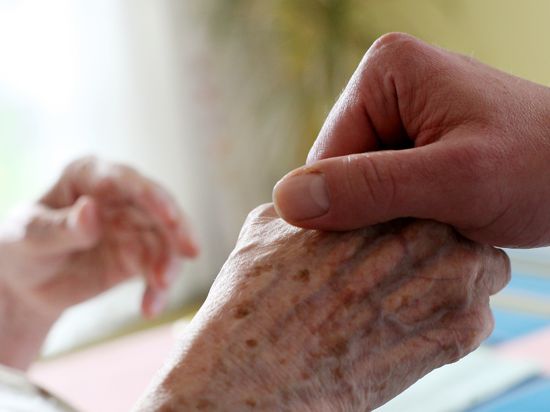 Hilfe zu Hause: Betagte Senioren, die von Pflegedienst und Angehörigen daheim versorgt werden, müssen auf eine Corona-Impfung warten. 