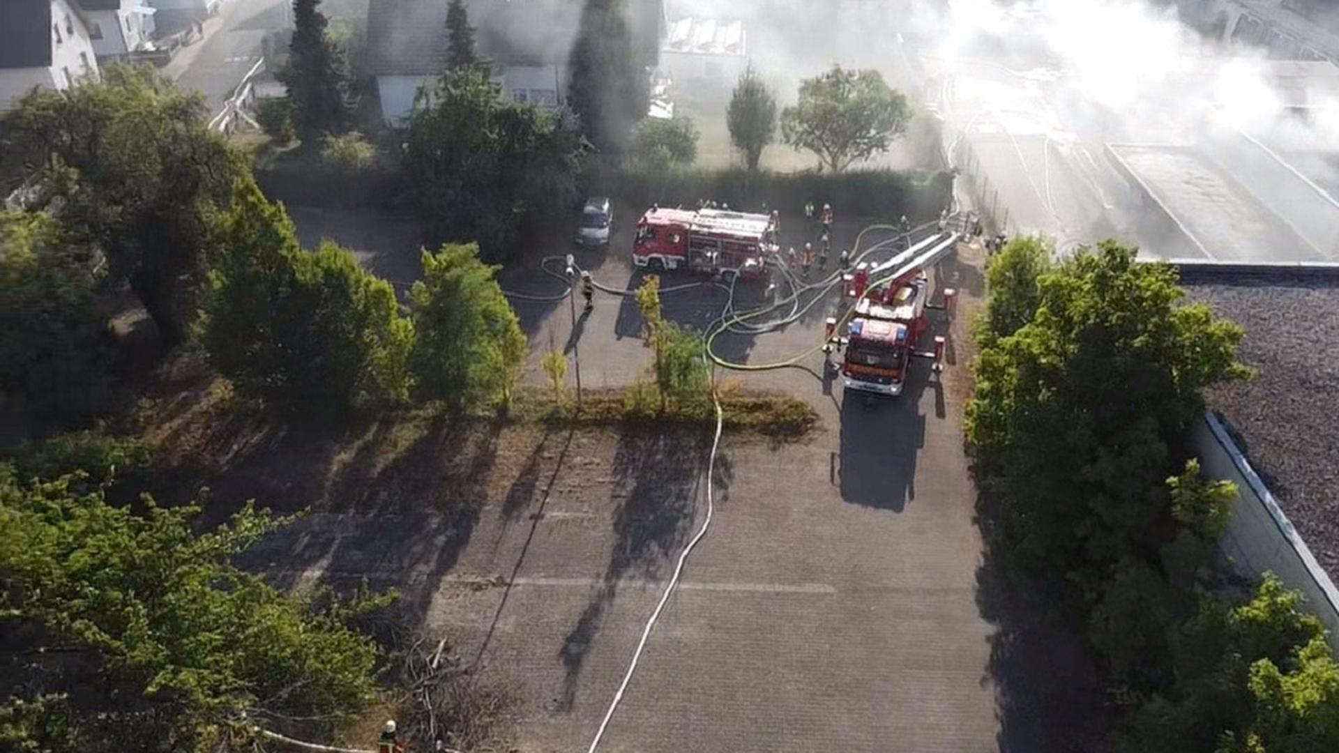 Dichter Rauch stand über dem Industriegelände in Lichtenau, wie eine Drohnenaufnahme der Feuerwehr zeigt.