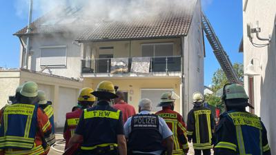 In Lichtenau brennt ein Haus. Nach Angaben der Polizei konnten die Bewohner das Gebäude rechtzeitig verlassen.