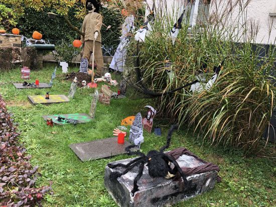 Fünf Grabplatten sind zu Halloween in einem Vorgarten in Lichtenau zu sehen