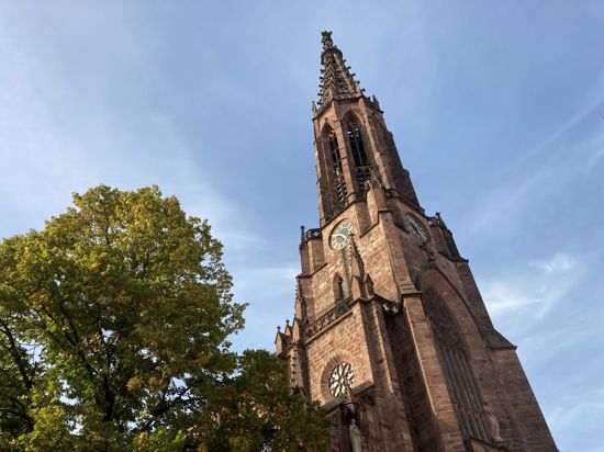 Blick vom Rathausplatz auf den neugotischen Maßwerks-Turm der Pfarrkirche St. Peter und Paul in Bühl