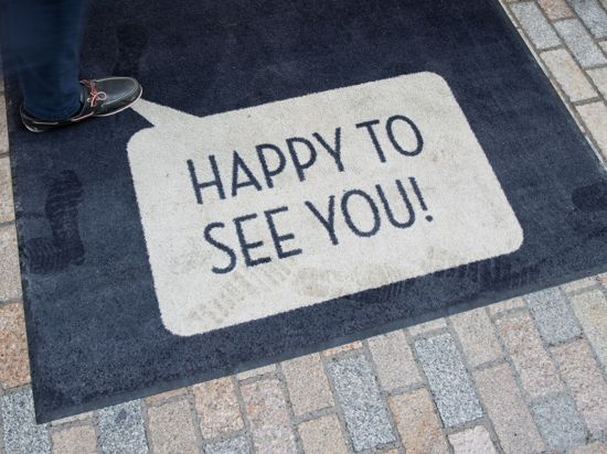 «Happy To See You!» («Schön, Sie zu sehen!») steht auf der Fußmatte eines Ladens in der Fußgängerzone. Mehrere NRW-Kommunen mit niedrigen Corona-Zahlen nutzen die Möglichkeit lokaler Lockerungen bei Handel und Kultur und bieten Einkaufsbummel ohne Anmeldung. +++ dpa-Bildfunk +++