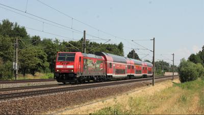 Ein roter Regional-Express-Zug fährt auf der Rheintalbahn bei Ottersweier nach Süden