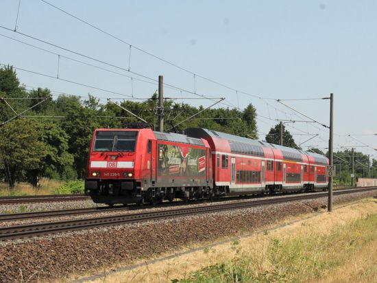 Ein roter Regional-Express-Zug fährt auf der Rheintalbahn bei Ottersweier nach Süden