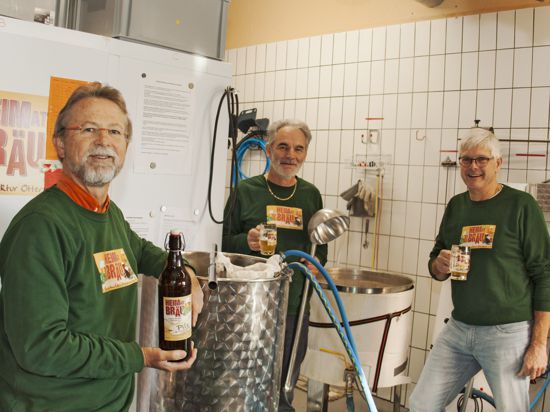 Seit 2018 werden bei der Bierbrau Manufaktur Ottersweier Bierspezialitäten hergestellt. Unser Foto zeigt den Vereinsvorsitzenden Boris Kirschsieper, Schriftführer Linus Maier und den stellvertretenden Vorsitzenden Axel Marin (von links) beim Brauen. 