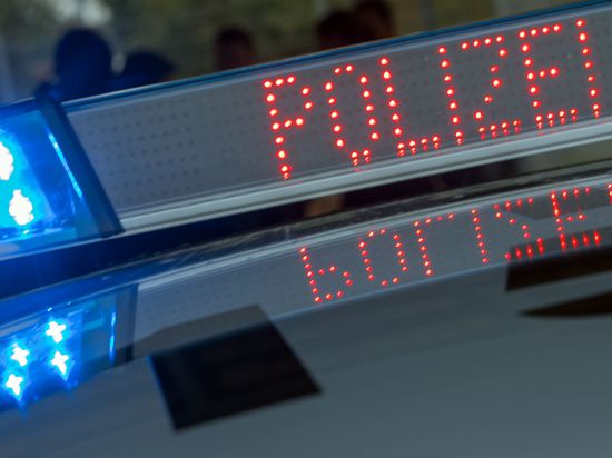 Der Schriftzug „Polizei” ist auf der digitalen Anzeigenleiste auf dem Dach eines Streifenwagens der Polizei zu sehen.