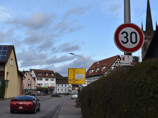 Straße mit 30er-Schild an der Seite