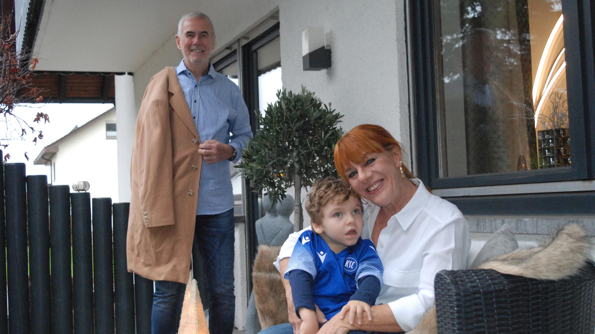 Marianne Thies mit Jonah und Fußballprofi Rolf Dohmen, der seinen berühmten Mantel auf der Facebook-Seite der KSC-Freunde für das Kind versteigert. 