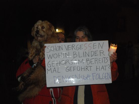 Demonstranten in Ottersweier mit Plakat.