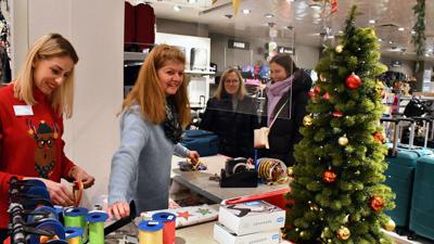 Im Kaufhaus Peters in Bühl werden Geschenke verpackt