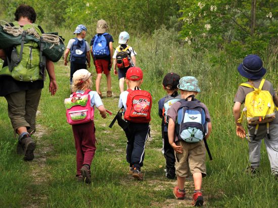 ILLUSTRATION - Kinder streifen mit ihrer Erzieherin durch den Wald. Rund 80 Waldpädagogen bringen Kinder in Niedersachsen wieder unter Bäume und machen einen bedrohten Lebensraum erfahrbar. +++ dpa-Bildfunk +++
