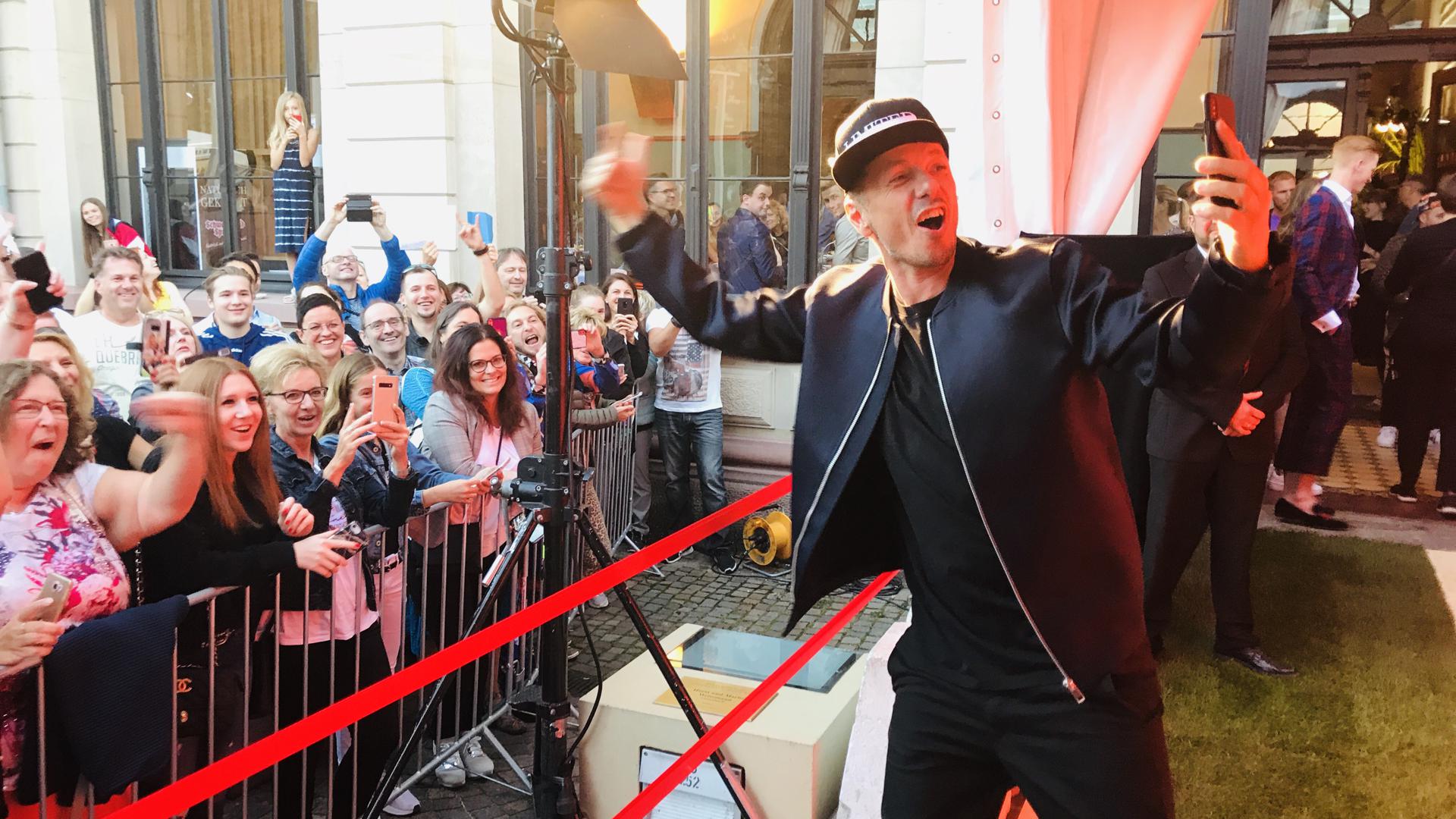 Stars in Baden-Baden: Michi Beck von den Fanta 4 macht beim Popfestival 2019 ein Selfi mit Fans.