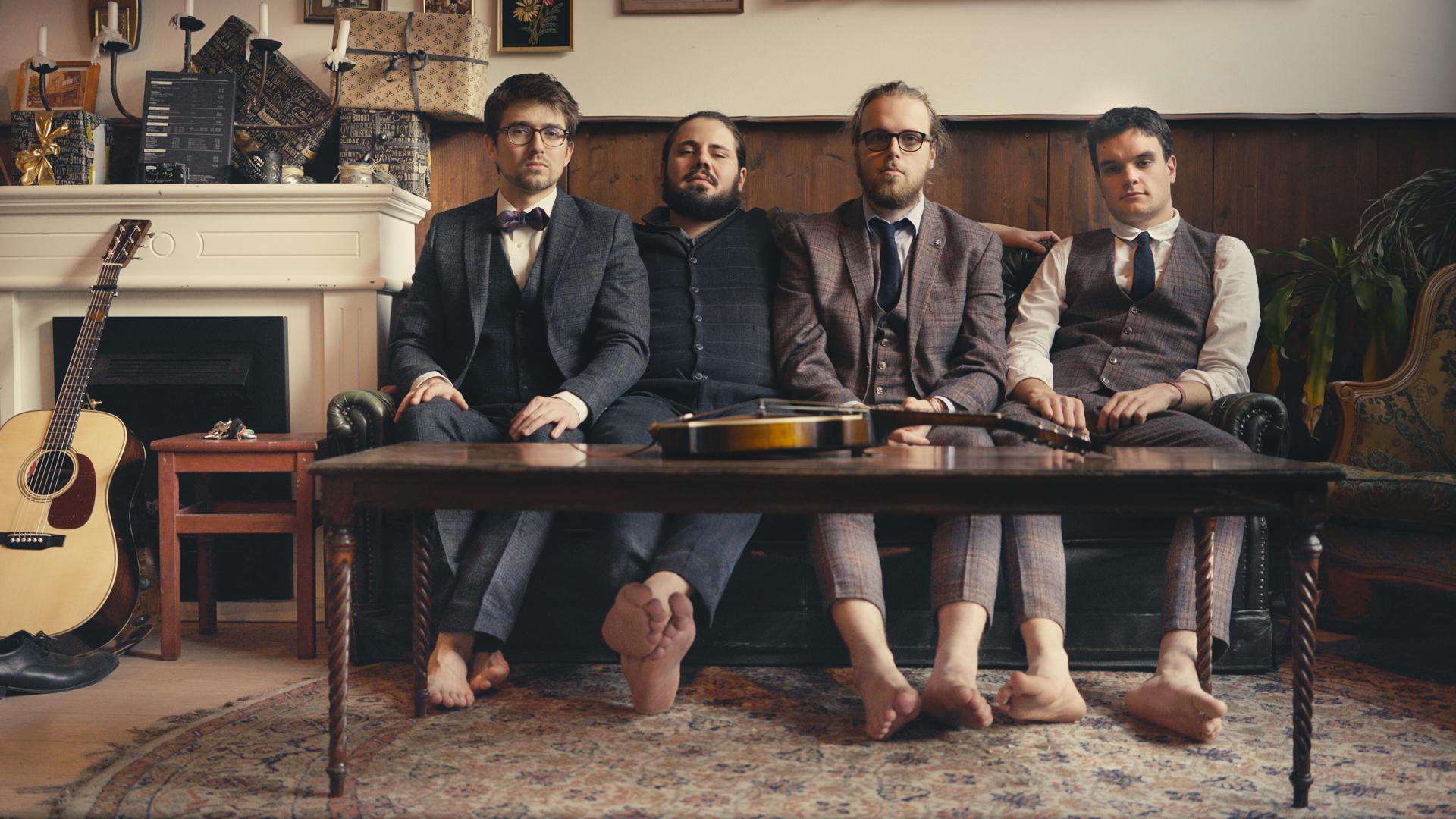 vier Männer, sitzend, barfuß, bluegrass Johnny & the Yooahoos