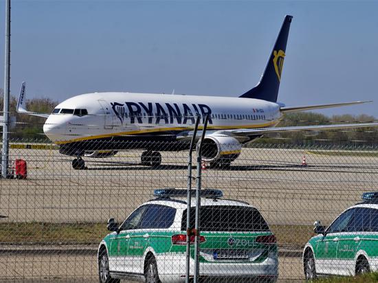 Eine von wenigen Maschinen  auf  dem Gelände: Mit Ryanair  sind  seit Ende März  wieder Mallorca-Flüge vom Flughafen Karlsruhe/Baden möglich. 