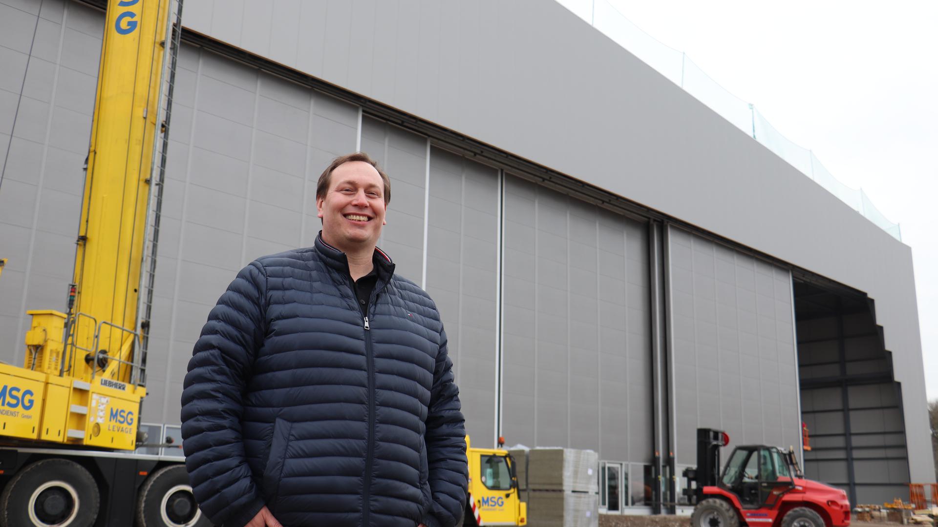 Geschäftsführer Jost Hofmann steht die Freude über den neuen Hangar ins Gesicht geschrieben.
