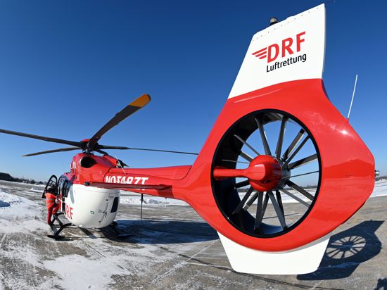 Auf dem Flughafen Karlsruhe/ Baden-Baden wird von der DRF Luftrettung der fünfblättrige Hubschrauber des Typs Airbus H145 vorgestellt. Nach Angaben der DRF Luftrettung liege der Hubschrauber Dank der fünf Hauptrotorblätter besser in der Luft. Zudem könnten die Crews bis zu 150 Kilogramm mehr Last an Bord aufnehmen. (zu dpa: «Luftretter fliegen mit neuer Heli-Generation») +++ dpa-Bildfunk +++