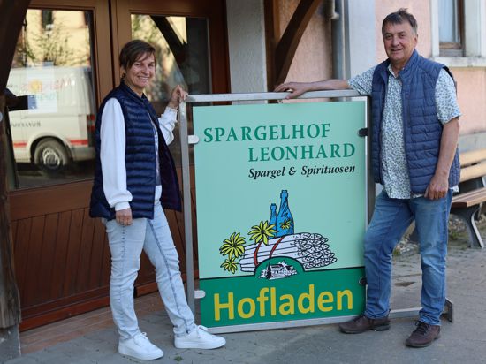 Freuen sich auf stressfreie Zeiten: Sabine und Franz Leonhard nach dem Verkauf ihres Landwirtschaftsunternehmens mit dem Schwerpunkt Spargelanbau in Söllingen.