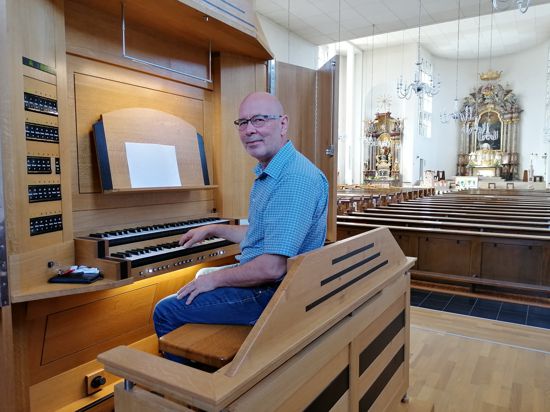 Orgelbaumeister Hans-Martin Luge aus Rheinmünster-Stollhofen sitzt an der Orgel in der katholischen Kirche in Haueneberstein. 