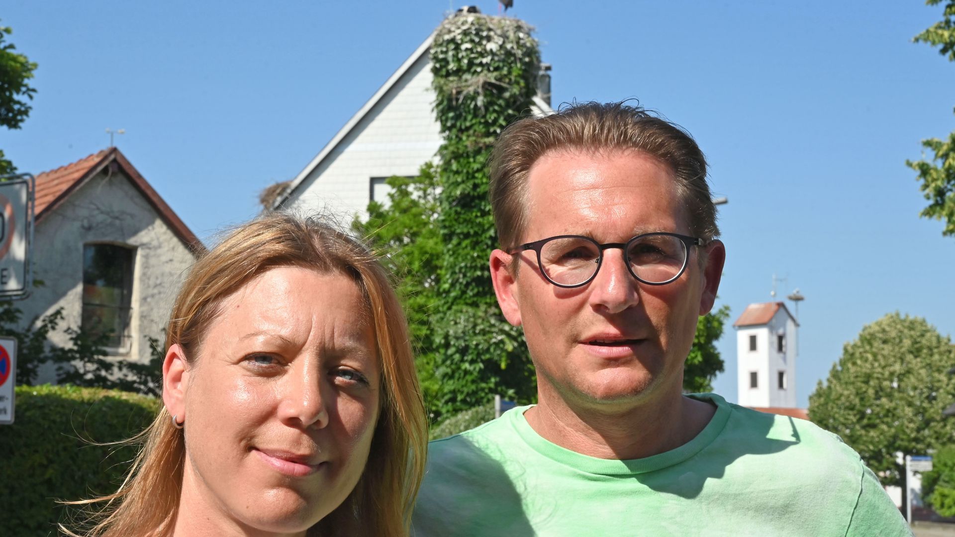 Mike Lorenz steht zusammen mit seiner Ehefrau Petra in Stollhofen, einem Ortsteil von Rheinmünster, vor einem Storchennest. 
