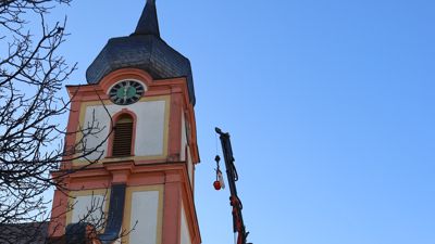 Mit einem Autokran werden die Holzbauteile durch ein Fenster in den Glockenturm der Stollhofener Dorfkirche, Stankt Erhard, gehievt.