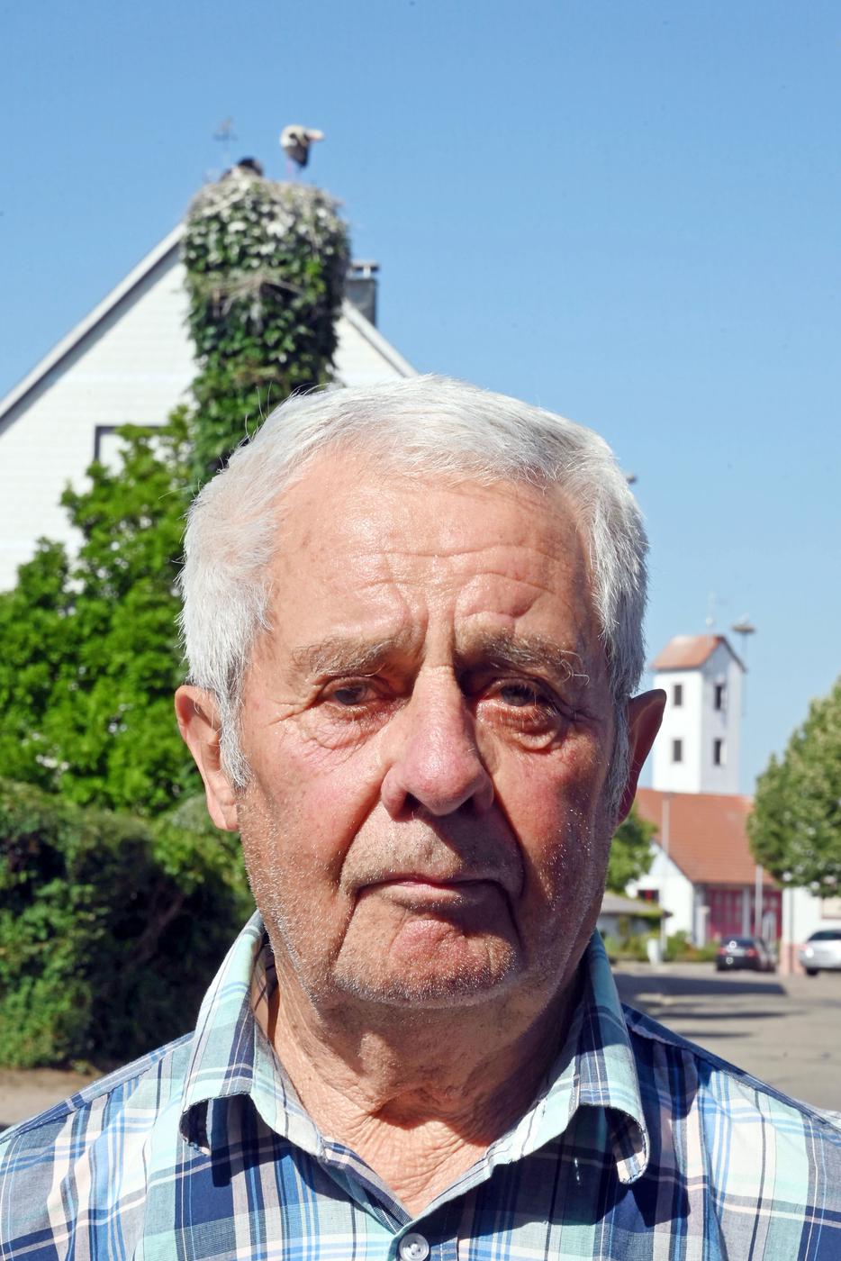 Oswald Bechtold steht in Stollhofen, ein Ortsteil von Rheinmünster, vor einem Storchennest.