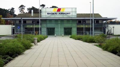 Damals noch offiziell „Baden-Airport“: Das erste Terminal des Flughafens Karlsruhe/Baden-Baden, eine Kombination aus ehemaligem Gemeindehaus und Glasanbau.
