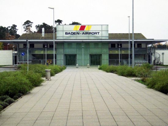 Damals noch offiziell „Baden-Airport“: Das erste Terminal des Flughafens Karlsruhe/Baden-Baden, eine Kombination aus ehemaligem Gemeindehaus und Glasanbau.