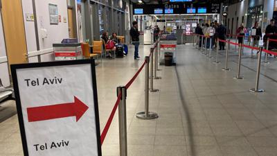 Eingang zum Sicherheitsbereich am Flughafen Karlsruhe/Baden-Baden. Am Montagfrüh startete eine Maschine nach Tel Aviv.