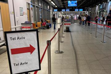 Eingang zum Sicherheitsbereich am Flughafen Karlsruhe/Baden-Baden. Am Montagfrüh startete eine Maschine nach Tel Aviv.