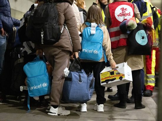 Evakuierte ukrainische Kinder warten nach einem Flug aus Moldavien am Flughafen auf den Weitertransport.