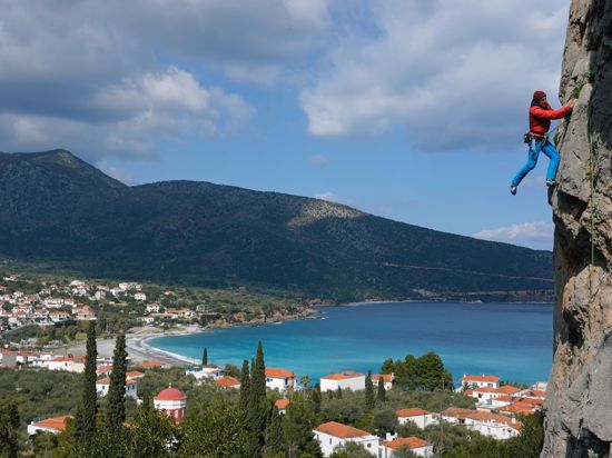 Kletterabenteuer hoch über dem Strand:  Leonidio auf der griechischen Halbinsel Peloponnes ist ein Dorado für Sportkletterer. 