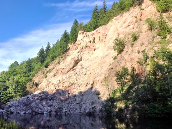 Bergeweise Geröll zeugt am Waldenecksee von dem verheerenden  Felssturz im Frühsommer dieses Jahres. Nach den Regenfällen der vergangenen Wochen befürchten Experten, dass noch mehr Gestein abrutschen könnte. 