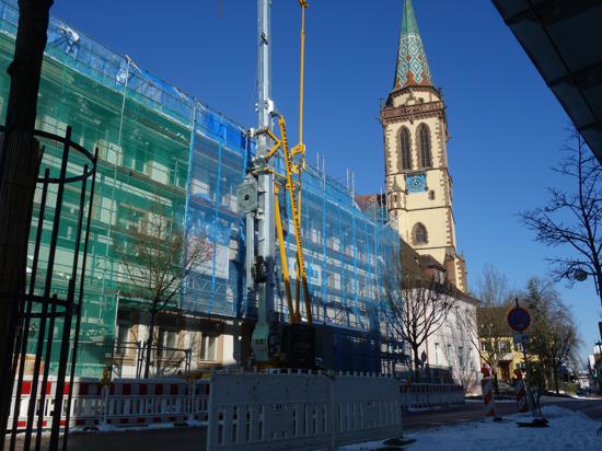 Sanierung am Dach: Die Renovierung des denkmalgeschützten Gebäudes im Ortskern läuft. Danach folgen die angrenzende Kirchstraße und links des Gebäudes der kleine Vinzenz-Park. 