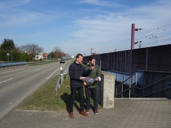 Planung im Griff: Die Betonelemente der Lärmschutzmauer werden ab Dienstag, 8. März, entfernt, erklären Jürgen Genthner (links) und Yannick Zürn vom Regierungspräsidium Karlsruhe.