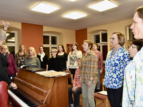 Mit Dirigentin Anja Schlenker-Rapke (links) bekommen die Sängerinnen des Damenchors eine professionelle Stimmbildung. 