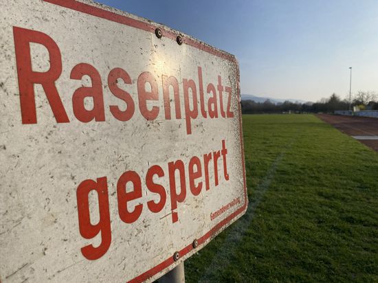 Das Schild „Rasen gesperrt“ steht auf dem Fußballplatz im Fremersbergstadion in Sinzheim.
