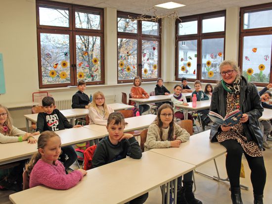 Journalistin mal anders: Christiane Krause-Dimmock beteiligte sich am Freitag am Vorlesetag der Lothar-von-Kübel-Grundschule in Sinzheim. Sie las den Viertklässlern aus Otfried Preußlers Kinderbuchklassiker „Das kleine Gespenst“ vor.