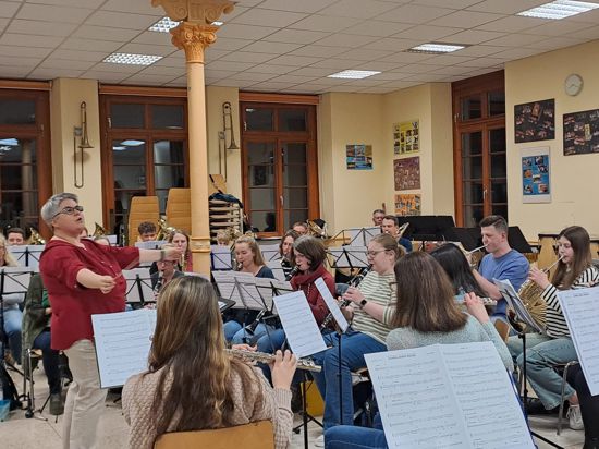 Monika Gutmann dirigiert seit 25 Jahren das Orchester des Musikvereins Winden. Derzeit wird für das große Frühjahrskonzert am 16. März geprobt. 