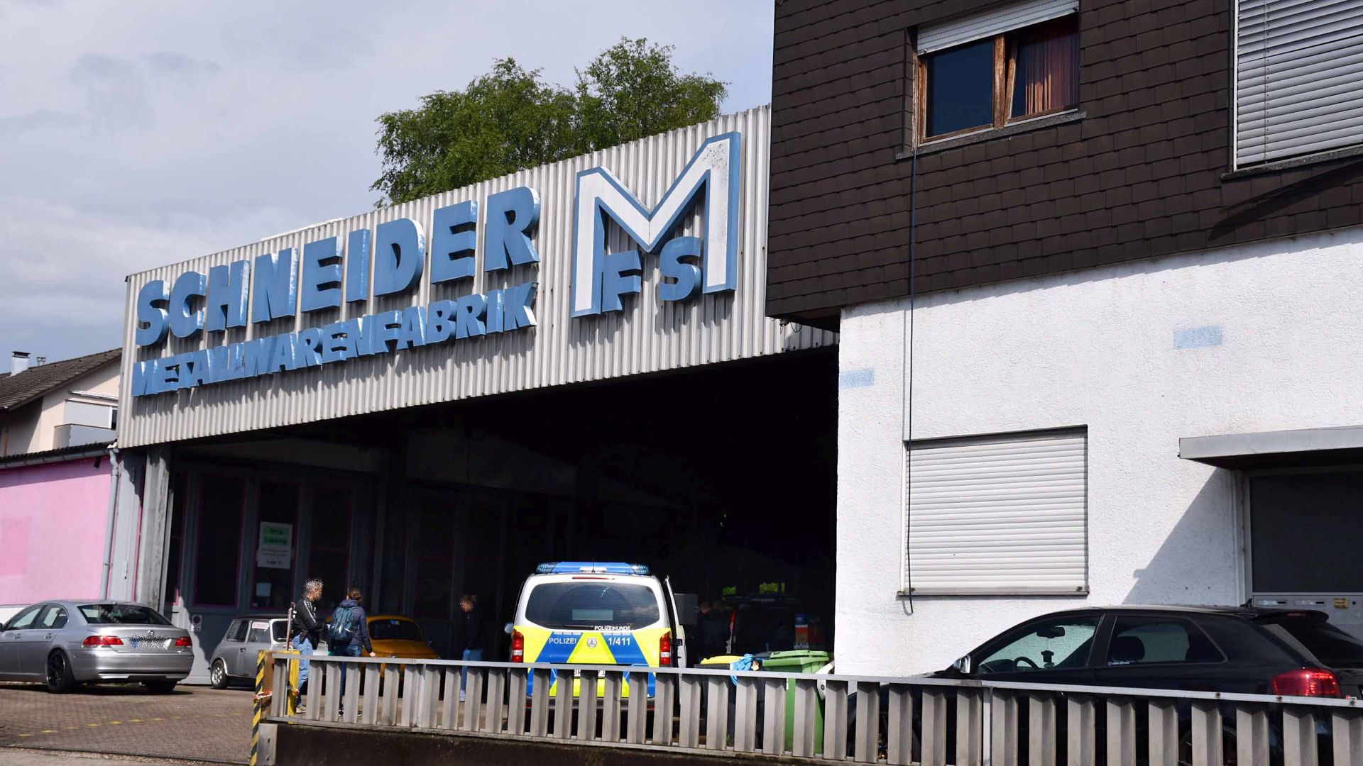Im Rahmen einer Drogenrazzia hat die Polizei am Dienstag eine Autowerkstatt in den ehemaligen Räumen einer Fabrik in Sinzheim durchsucht.