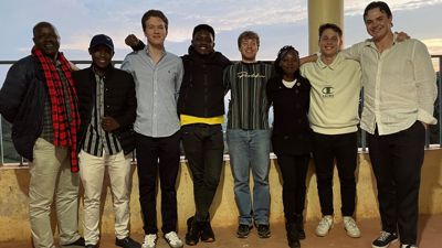 Highschool-Leiter Emmanuel (ganz links) mit Konstantin Kölmel, Matteo Scherer, Nils Rauscher und Hendrik Langenstein, sowie Freunden aus Nairobi, die alle zusammengeholfen haben, die Technik einzurichten.  