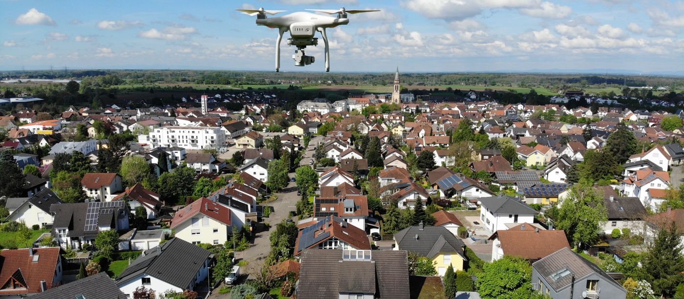 Eine Drohne fliegt über Sinzheim. 