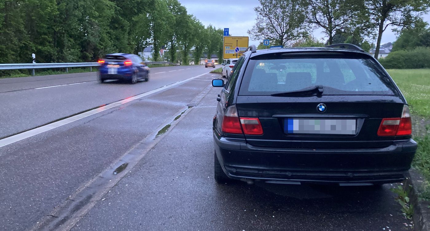Parkender BMW an der B3 alt bei Sinzheim