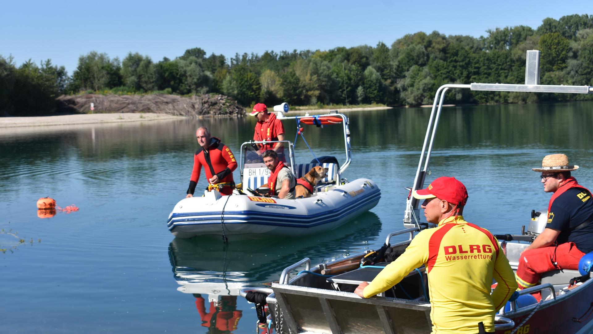 Mehrere Stunden Arbeit haben die Rettungsschwimmer der DLRG, um die Bojen im See zu setzen. 