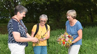 Ulrike Hoyer, Andrea Renz und Dagmar Gassenschmidt (vlnr.) wissen genau, auf welchen Wiesen in Sinzheim sie die Wiesenkräuter finden. 