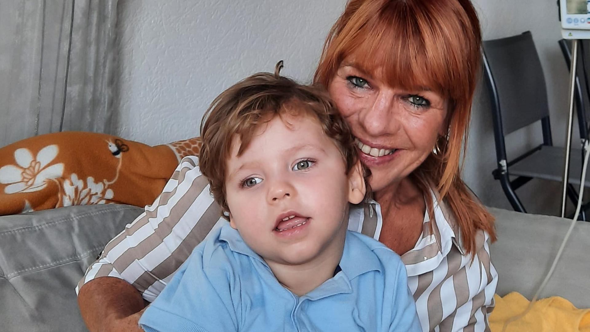 Glücklich über die Unterstützung: Marianne Thies mit ihrem Enkel Jonah. Großeltern und Eltern des Jungen kämpfen gemeinsam um dessen bestmöglichen Entwicklungschancen.