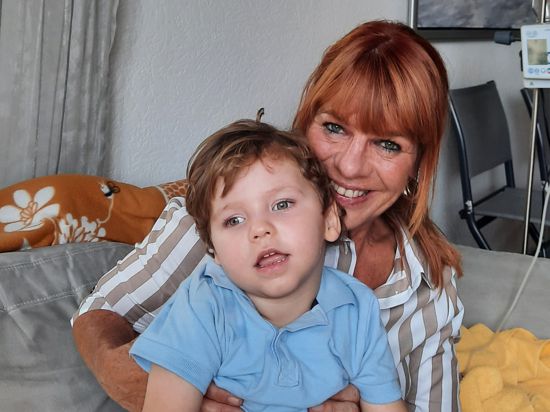 Glücklich über die Unterstützung: Marianne Thies mit ihrem Enkel Jonah. Großeltern und Eltern des Jungen kämpfen gemeinsam um dessen bestmöglichen Entwicklungschancen.