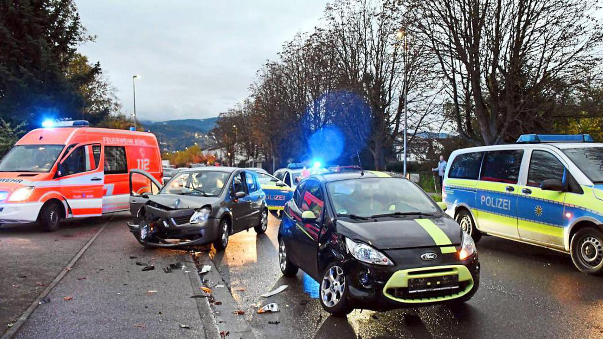 Bei einer Kollision zwischen zwei Fahrzeugen auf der Rheinstraße gab es am Mittwochnachmittag zwei Leichtverletzte und Sachschaden in Höhe von 16 000 Euro.